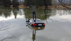 Řidič utopil své luxusní BMW v rybníku
