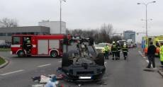 Nehoda v Praze - vůz skončil na střeše