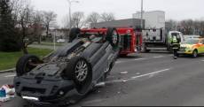 Nehoda v Praze - vůz skončil na střeše