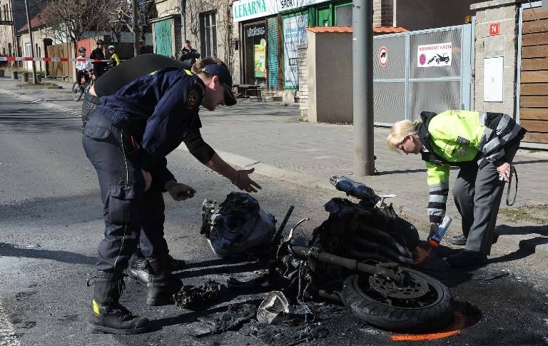 Po střetu s autem začala hořet motorka