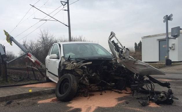 Nepozornost řidiče na železničním přejezdu. Motor skončil na zahradě