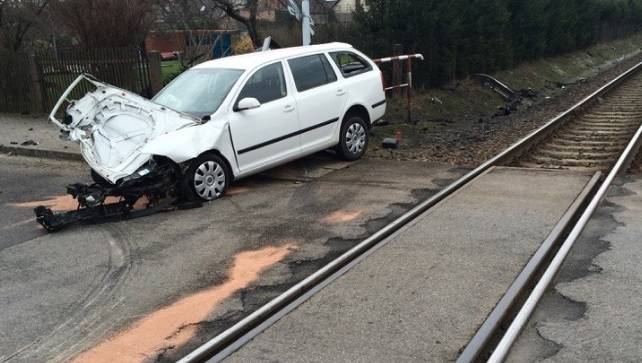 Nepozornost řidiče na železničním přejezdu. Motor skončil na zahradě