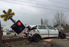 Nepozornost řidiče na železničním přejezdu. Motor skončil na zahradě