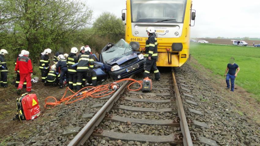 Na Velikonoce došlo ke střetu vlaku a osobního auta ve Všestarech u Hradce Králové