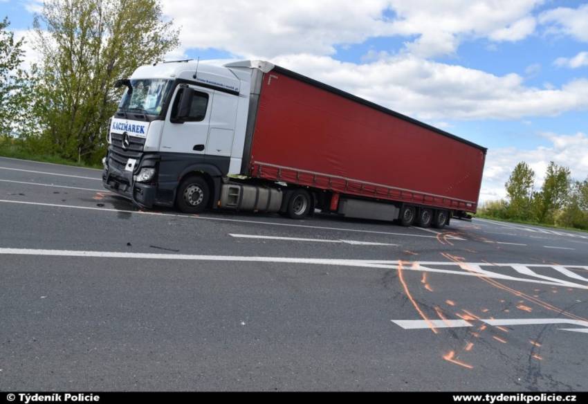 Tragická nehoda na Mělnicku. Došlo ke srážce osobního vozidla s kamionem