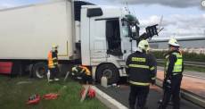 Nehoda kamionu zablokovala dálnici D11 v obou směrech
