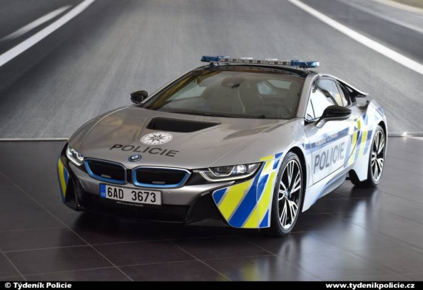 Policie testuje nový BMW i8