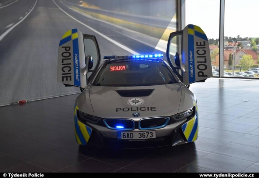 Policie testuje nový BMW i8