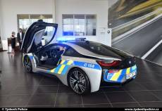 Policie testuje nový BMW i8