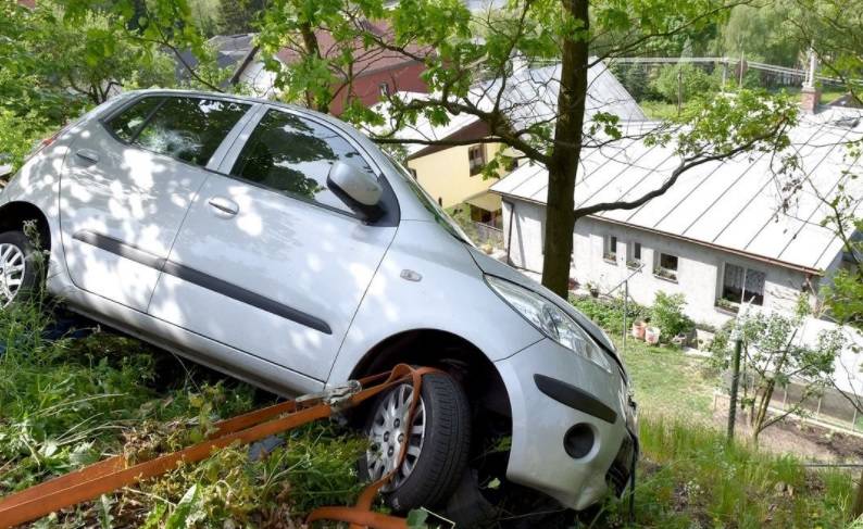 Auto viselo ve srázu - řidička seniorka měla štěstí