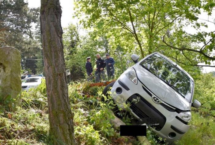 Auto viselo ve srázu - řidička seniorka měla štěstí