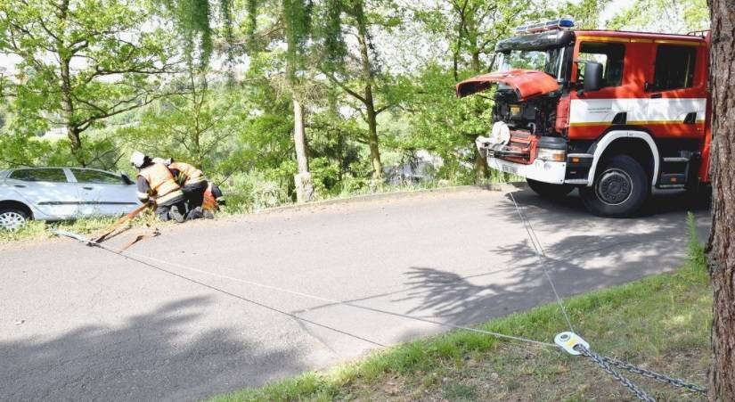 Auto viselo ve srázu - řidička seniorka měla štěstí