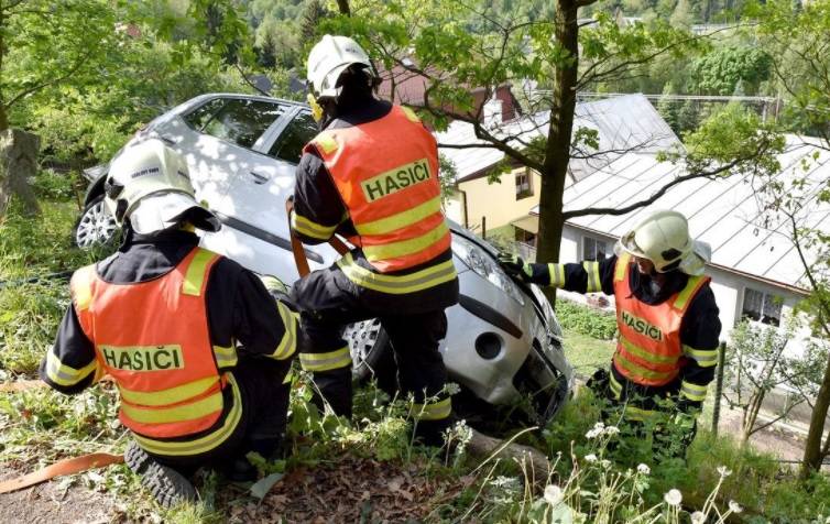 Auto viselo ve srázu - řidička seniorka měla štěstí