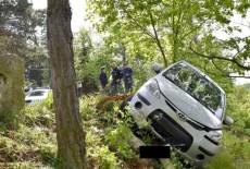 Auto viselo ve srázu - řidička seniorka měla štěstí