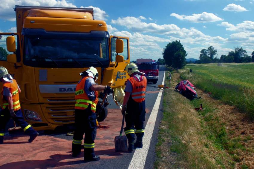 Čelní střet nákladního vozu a "osobáku"