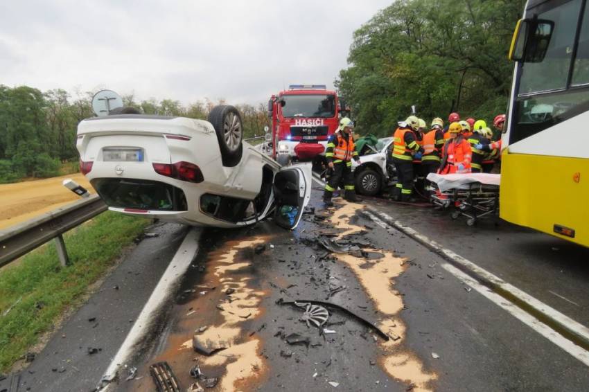 Bláznivý řidič předjížděl v zatáčce autobus! Výsledek?