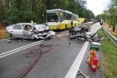 Bláznivý řidič předjížděl v zatáčce autobus! Výsledek?