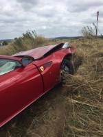 Řidič Ferrari nezvládl řízení a naboural mimo vozovku