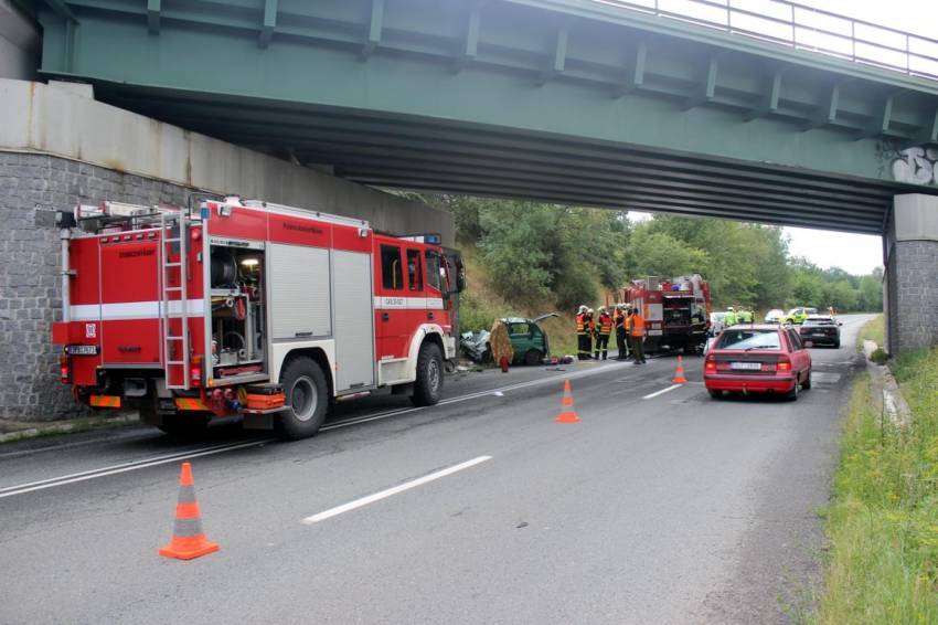 Náraz do mostu a sešrotované Daewoo. Řidič neměl šanci