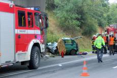 Náraz do mostu a sešrotované Daewoo. Řidič neměl šanci