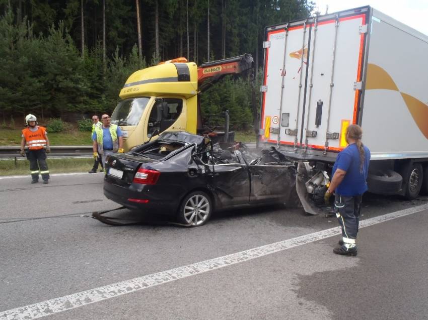 Řidič Octavie narazil zezadu do kamionu. Nehoda si vyžádala jeden lidský život