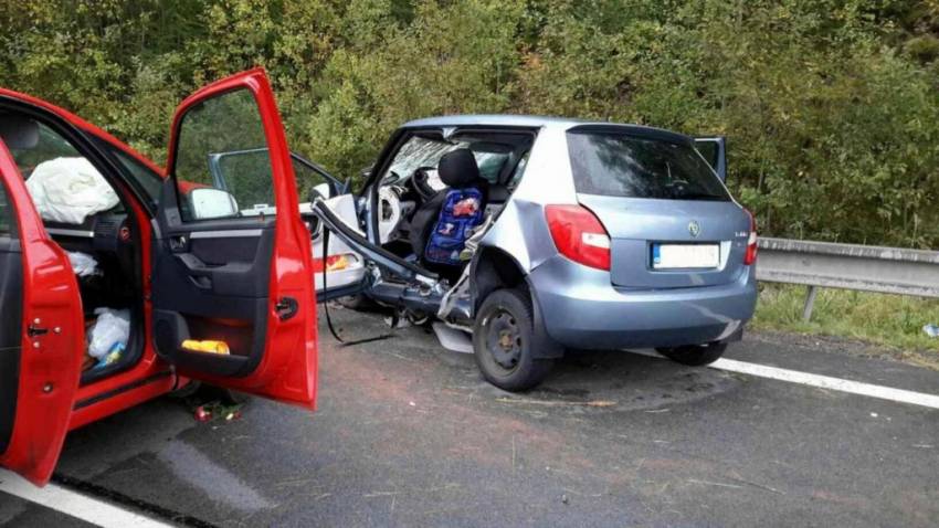 Čelní střet dvou vozidel. Jeden mrtvý a 6 zraněných