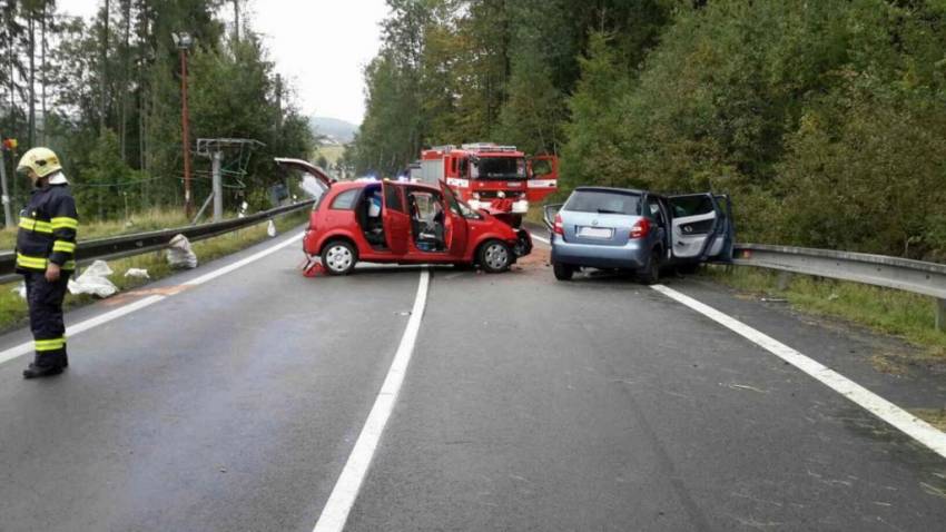 Čelní střet dvou vozidel. Jeden mrtvý a 6 zraněných