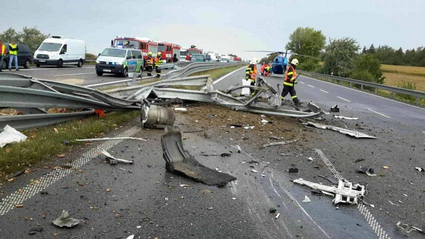 Převrácený kamion na dálnici D1 vážně havaroval