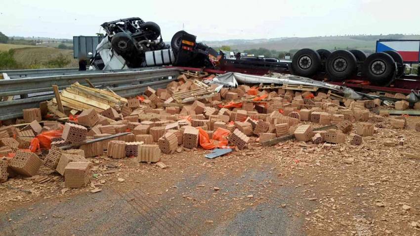 Převrácený kamion na dálnici D1 vážně havaroval
