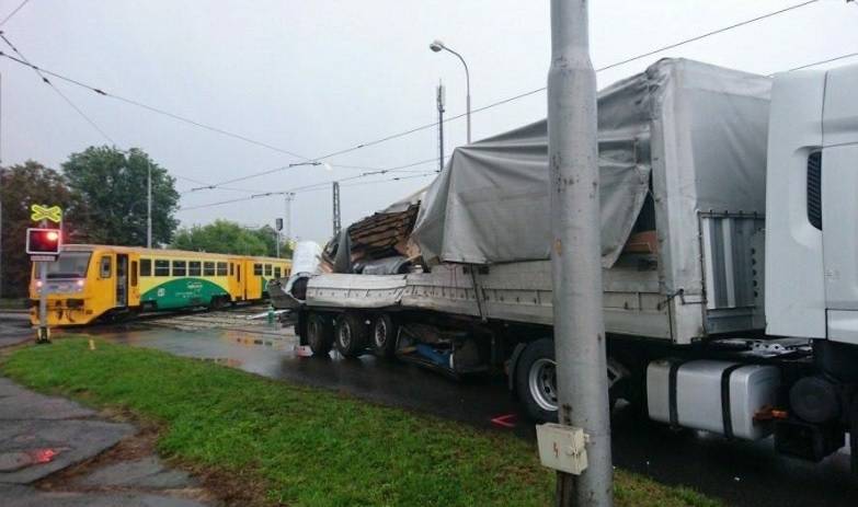 Nehoda vlaku a kamionu na přejezdu u Olomouce