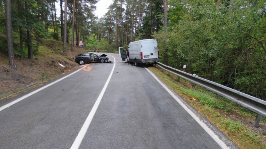 Mladý řidič nezvládl své vozidlo a čelně se střetl s dodávkou