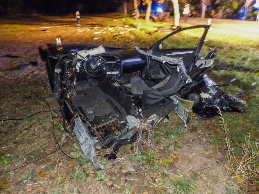 Náraz do stromu rozpůlil auto. Řidič zemřel