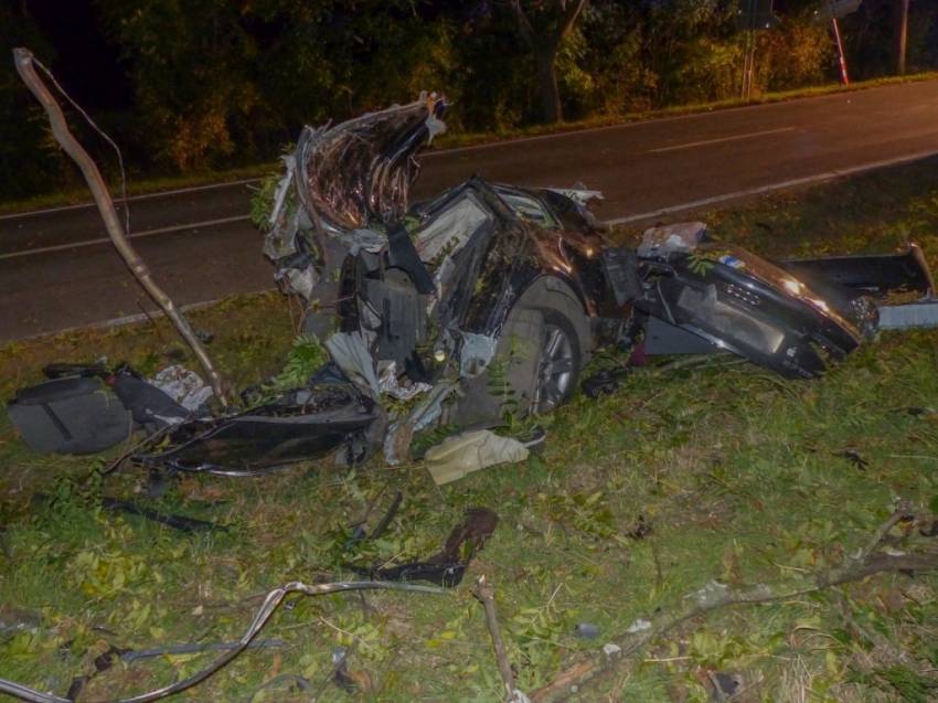 Náraz do stromu rozpůlil auto. Řidič zemřel