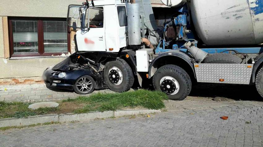 Domíchávač zcela zdemoloval osobní auto a narušil statiku domu