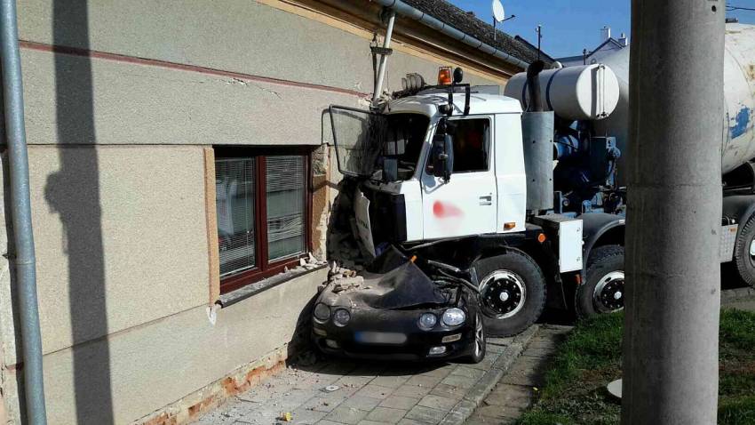 Domíchávač zcela zdemoloval osobní auto a narušil statiku domu