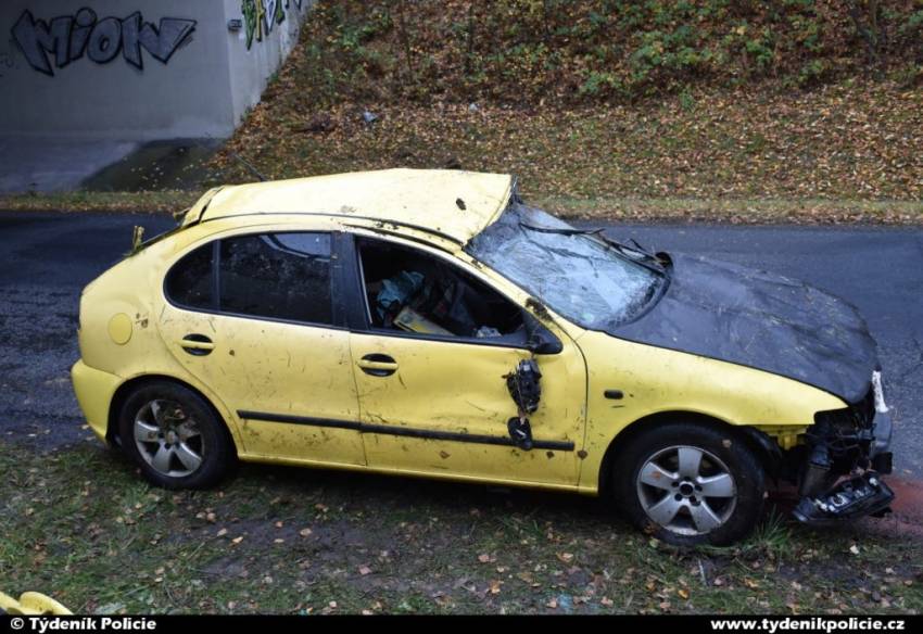 Řidička Seatu spadla z dálnice na silnici, která vedla pod ní