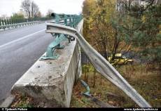 Řidička Seatu spadla z dálnice na silnici, která vedla pod ní