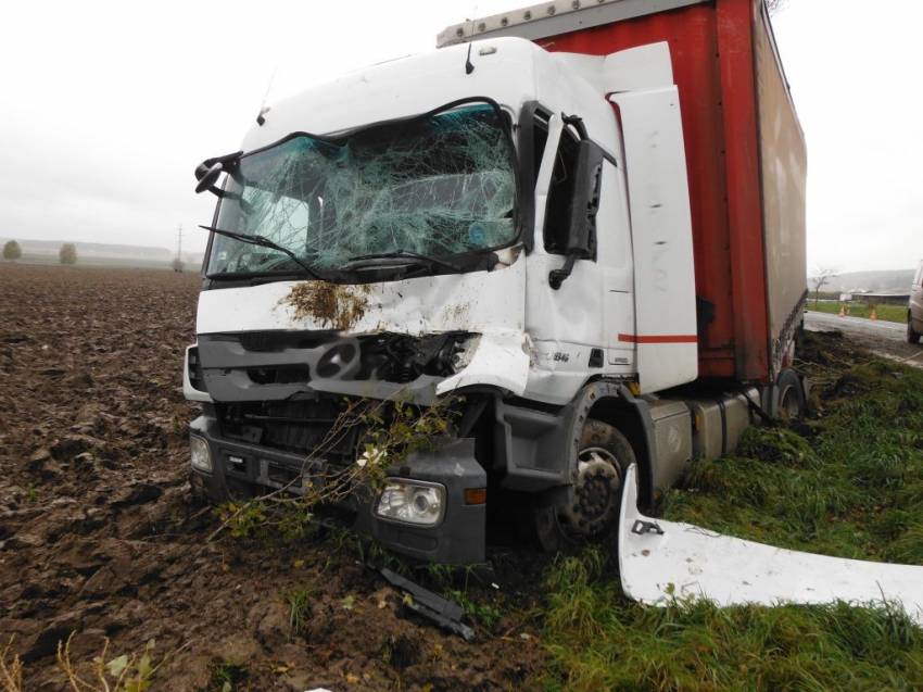 Střet kamionu a traktoru uzavřel frekventovanou silnici - Ostroměř