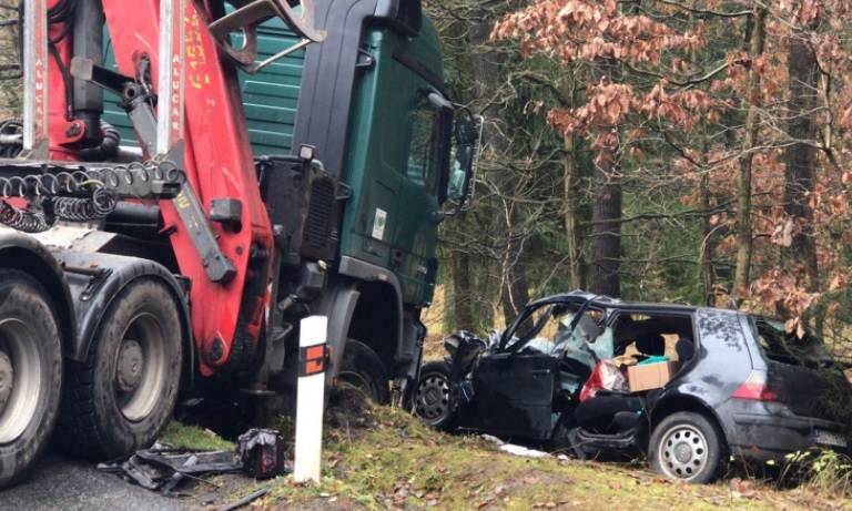 Řidič vjel pod kola nákladního vozu a na místě zemřel