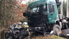 Řidič vjel pod kola nákladního vozu a na místě zemřel