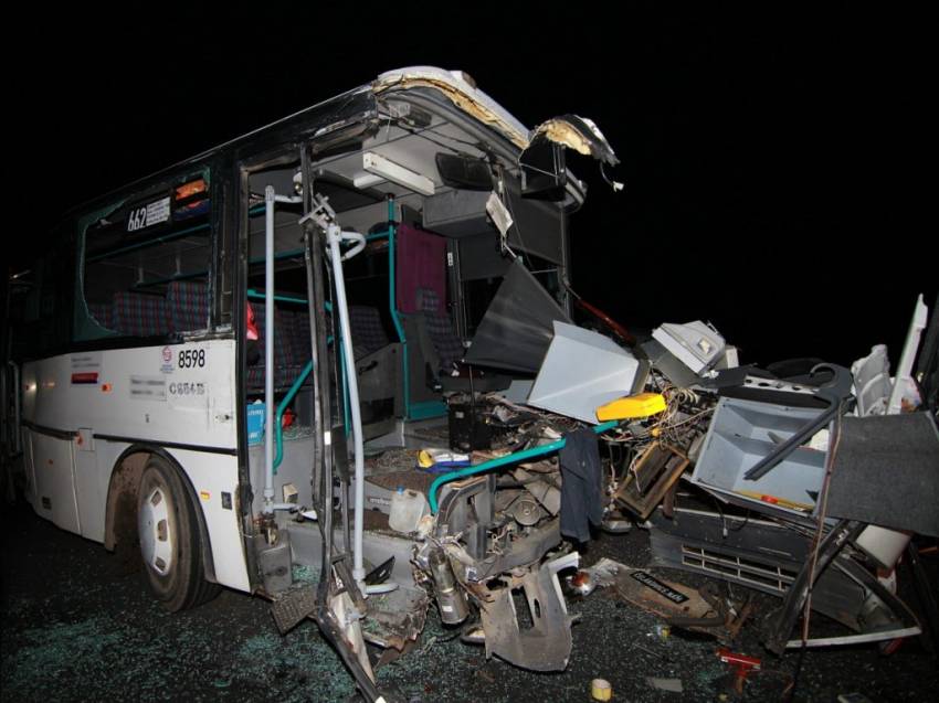 Srážka autobusu s kamionem na Kolínsku