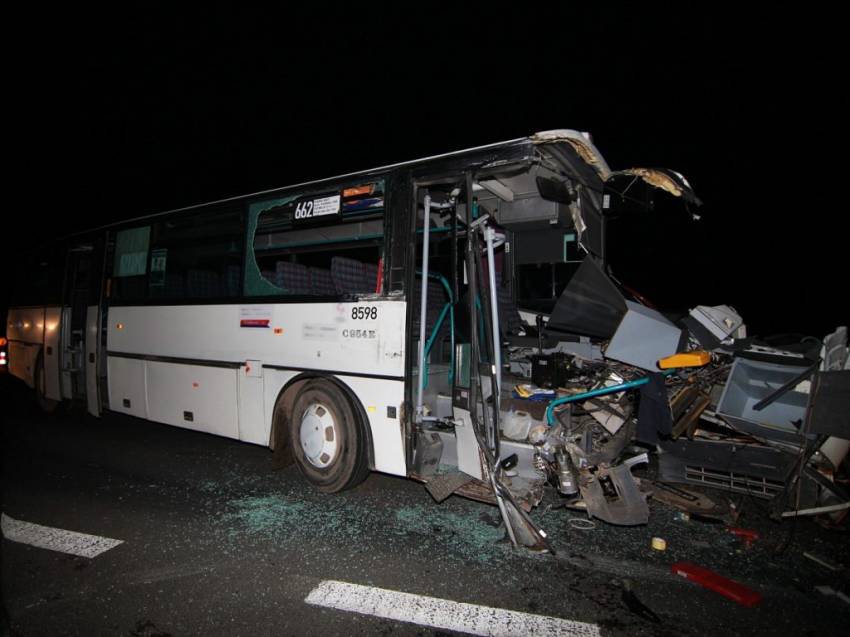 Srážka autobusu s kamionem na Kolínsku