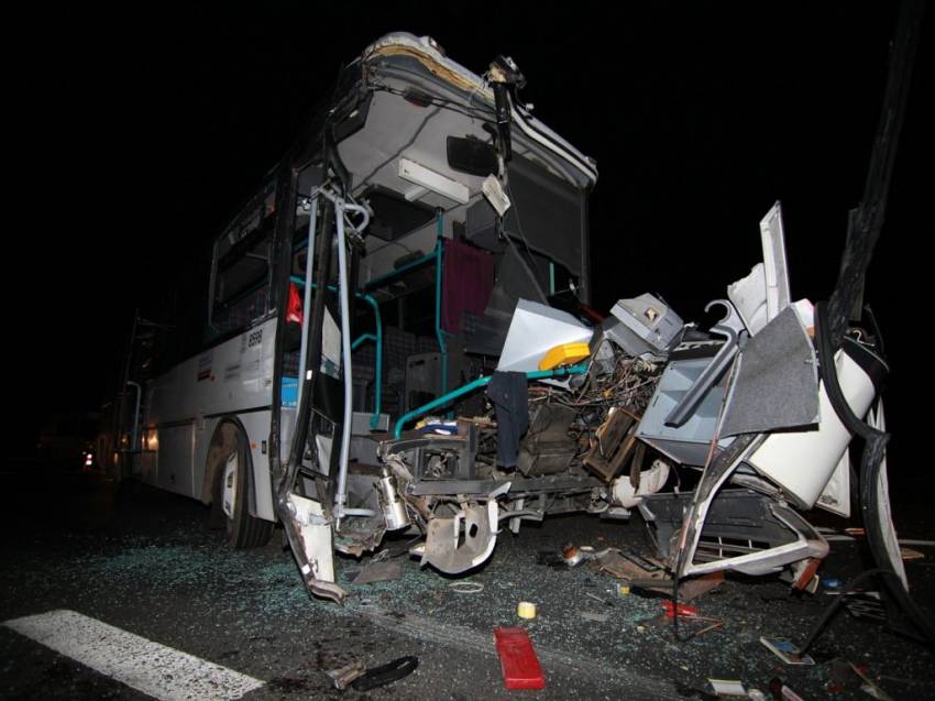 Srážka autobusu s kamionem na Kolínsku