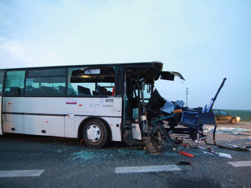 Srážka autobusu s kamionem na Kolínsku