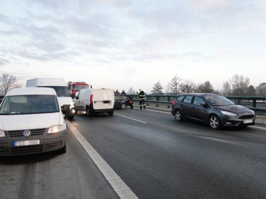 Hromadná nehoda mezi Hradcem a Pardubicemi - Opatovice nad Labem