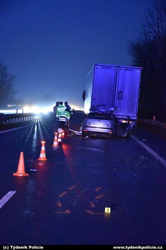 Řidič Fordu narazil zezadu do kamionu a na místě zemřel