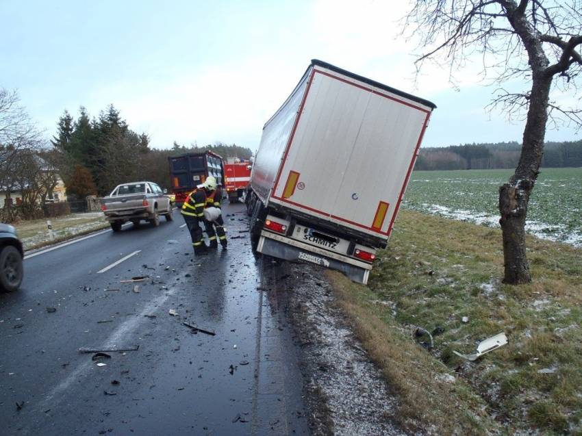 Střet Renaultu a kamionu u Plas. Řidič osobáku nepřežil