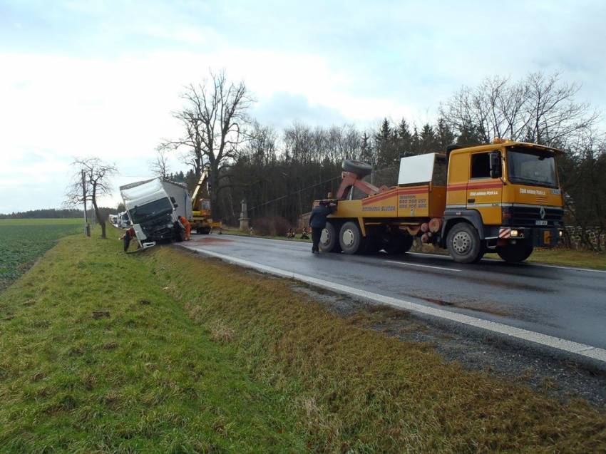 Střet Renaultu a kamionu u Plas. Řidič osobáku nepřežil