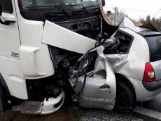 Střet Renaultu a kamionu u Plas. Řidič osobáku nepřežil