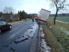 Střet Renaultu a kamionu u Plas. Řidič osobáku nepřežil